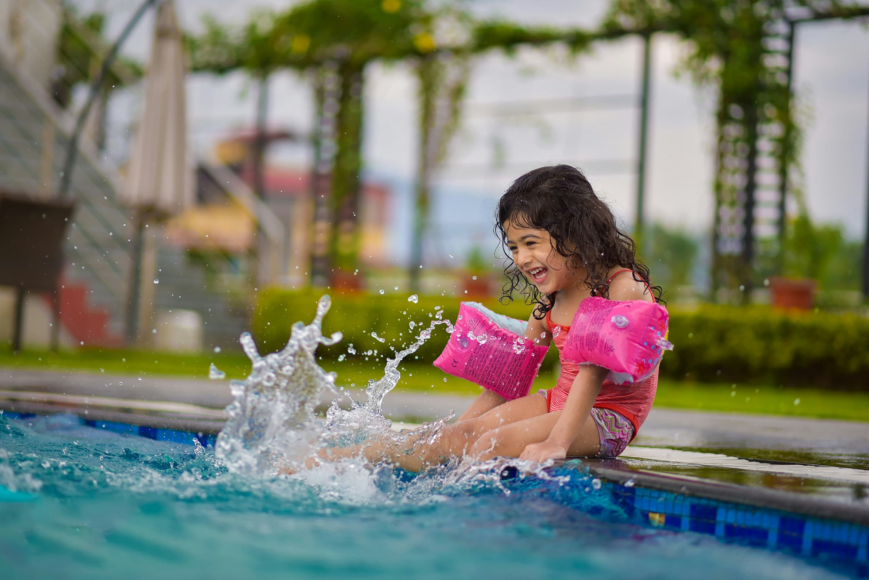Enfants à la piscine